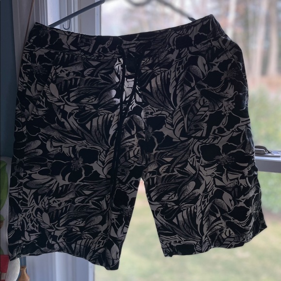 Black & White Floral Boardshorts Men’s Size: n/a - Picture 2 of 2